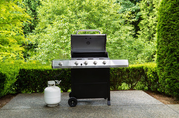 Photo of a grill with a propane tank